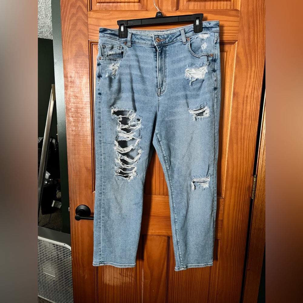 LIKE NEW AMERICAN EAGLE MOM JEANS SIZE 14 SHORT